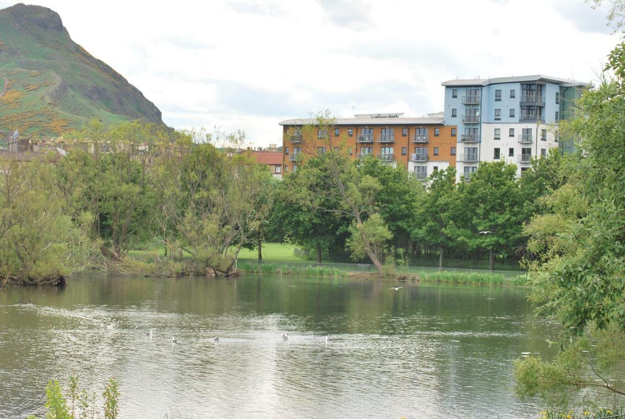 Lochend Park View Apartment Edimburgo Esterno foto